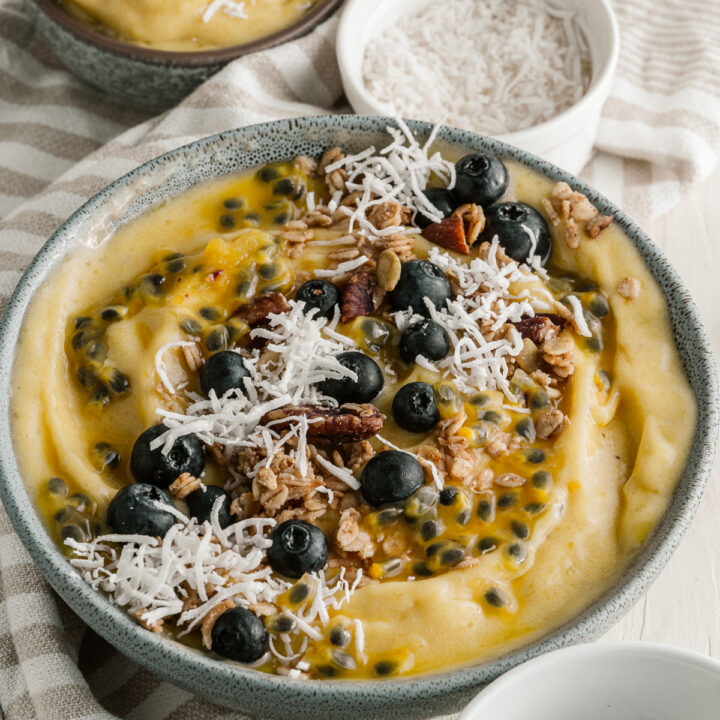 Easy mango smoothie bowl